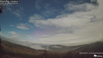 Sarki fény a köd felett a Kendig csúcsi webkamerán