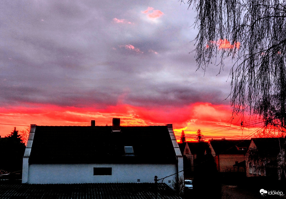 Vérvörös naplemente 