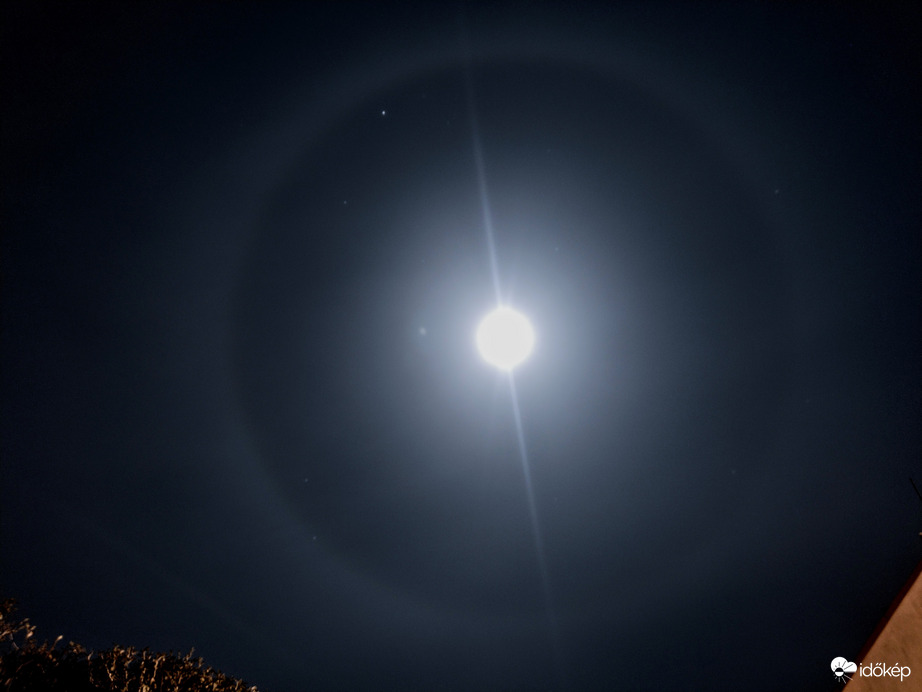 Gyönyörű Holdhalo tündökölt a Győr fölött