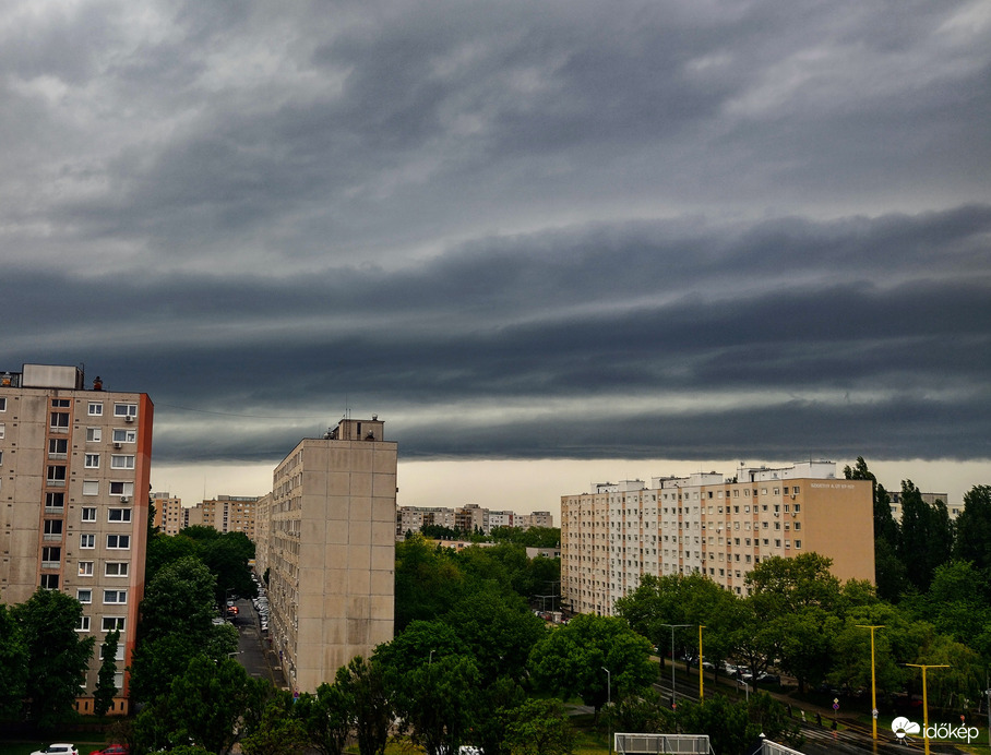 Látványos szupercella érkezése Győrbe