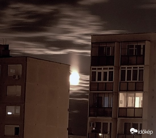 Ritka légköroptikai jelenség Győrben, egy holdoszlop