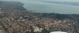 Keszthely, előtérben a Festetics kastély a háttérben a fenséges Balaton