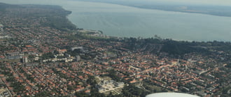 Keszthely, előtérben a Festetics kastély a háttérben a fenséges Balaton