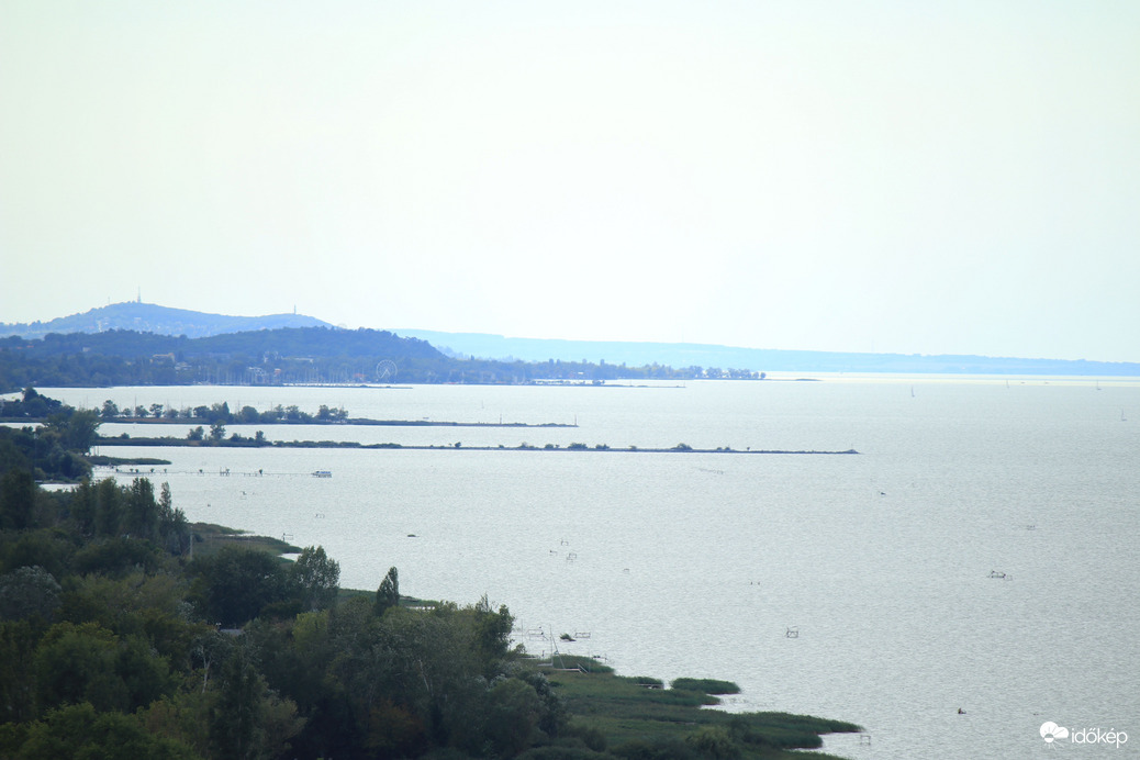 A balatonföldvári Hajózás történeti kilátóból, Balatonöszödi - Balatonszemesi - Balatonlellei - Balatonboglári mólók és távolabb a fonyódi két hegy.