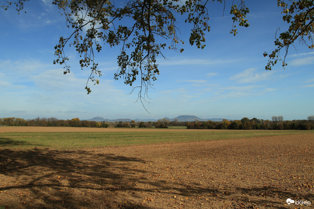 ... a Balaton hegyei egy kicsit távolabbról