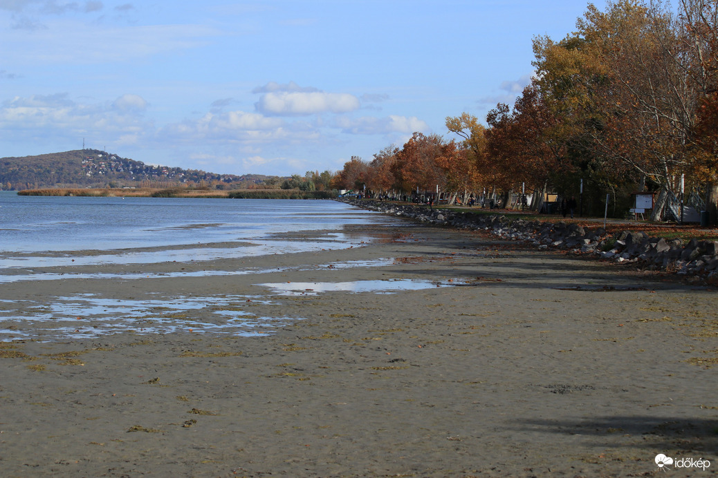 A Balatonfenyvesi szabadsrtand vízhiányban