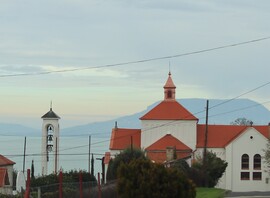 A Fonyódi Sípos hegyi kis templom, Badacsonyi háttérrel.