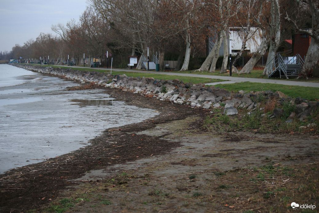 Jobb a vízállás mint egy hónapja, de látszik a part menti  köveken, legalább 30cm még hiányzik. Szomorú.