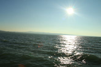 ... a Balaton az aranyhíddal, távolban a völgyhíddal ...