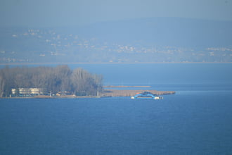 A Tihanyi rév, távolabb a Balatonfüred