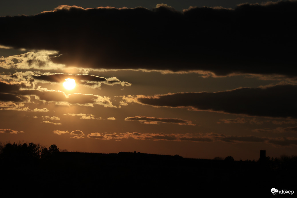 A felhőcápa megeszi a Napot.