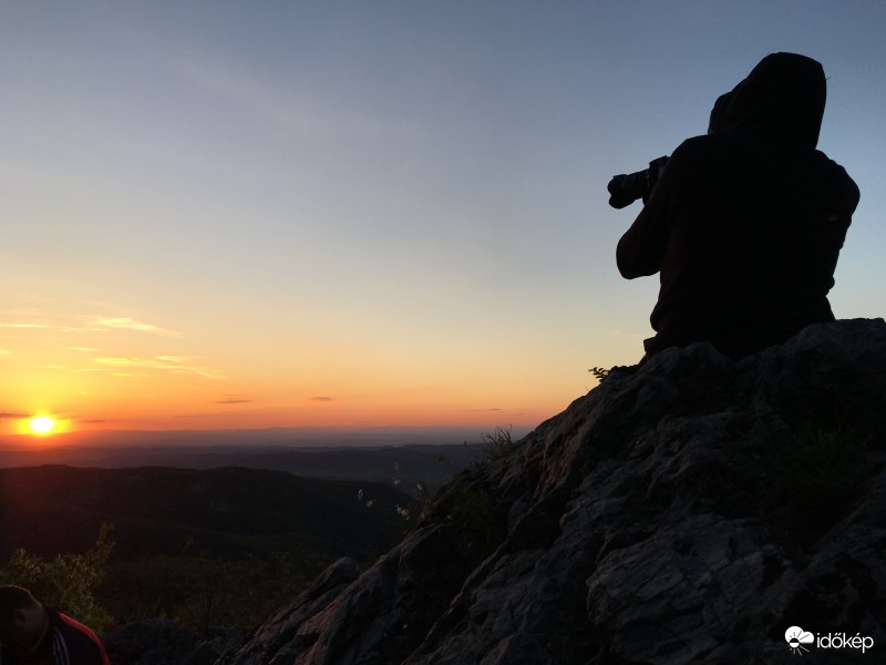 Fotós fényképezi a naplementét 2017.  május 27-én a Bükk-hegységben található Látókövekről