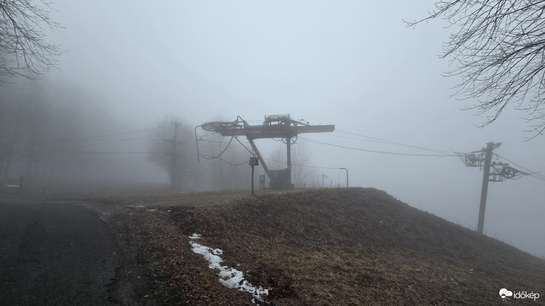 Sípályák (üzemen kívül) tetején