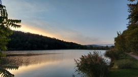 Naplemente a vízparton