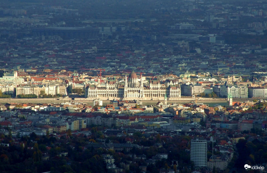 Az országház és a pesti Duna-part látványa az Erzsébet-kilátóból