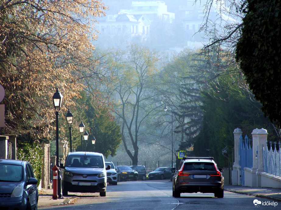 Budai utca reggeli fényben 