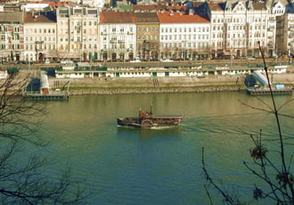 A Kisfaludy lapátkerekes gőzös a Dunán 