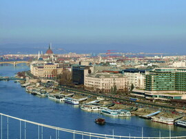 Halad a kis gőzös a modern hajók között :) 