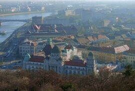 A Gellért-fürdő és környéke párás ellenfényben 