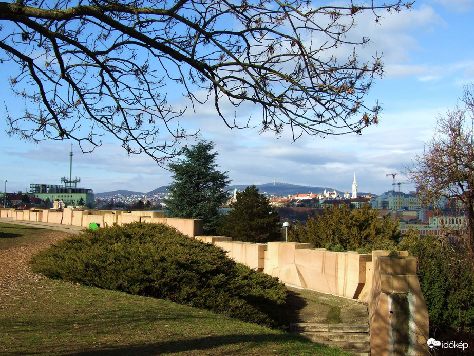 A víztározó tetején 