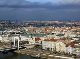 Felhős égbolt alatt 