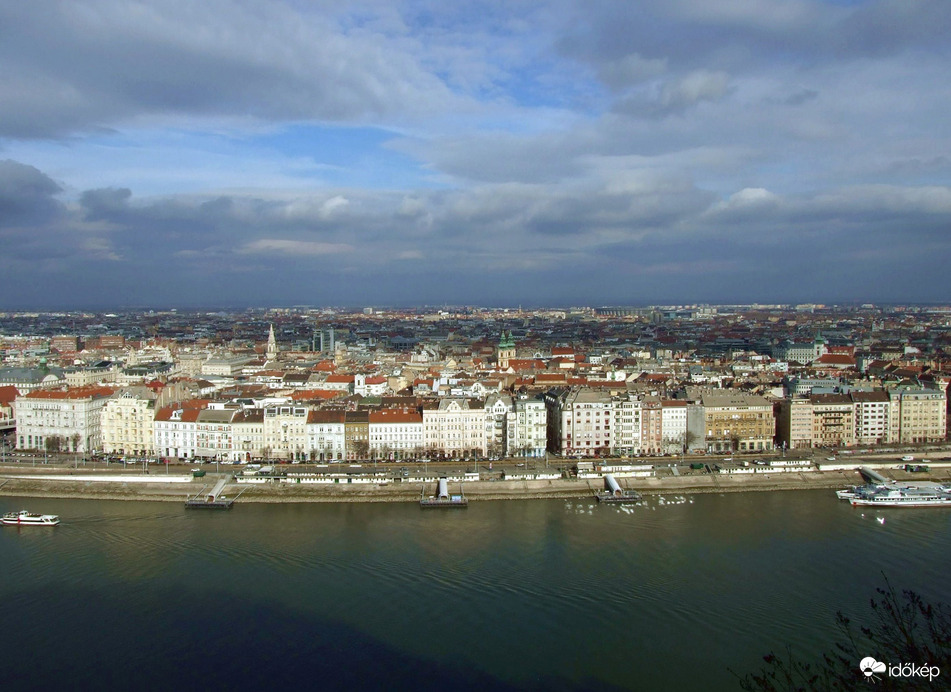 Felhők a város felett 