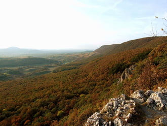 Kilátás a Kémény-sziklától Esztergom irányába