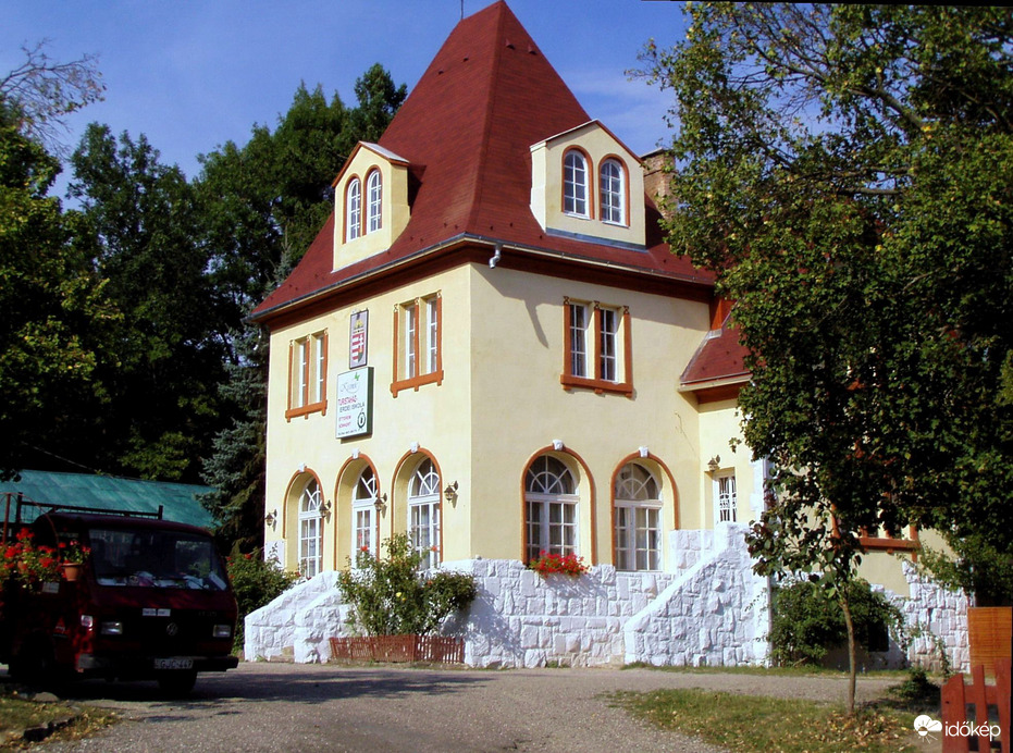 Turistaház az erdőszélen 