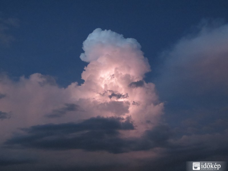 Belülről megvilágított cumulus