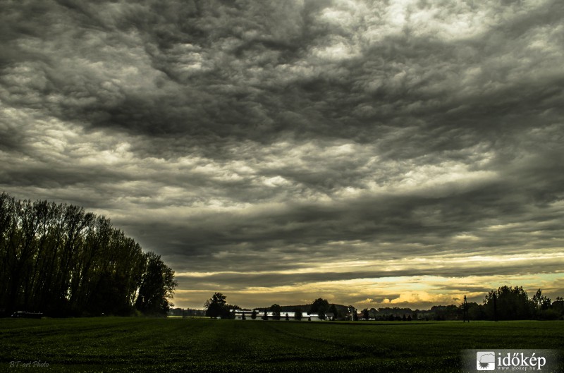 Altocumulus stratiformis opacus mamma