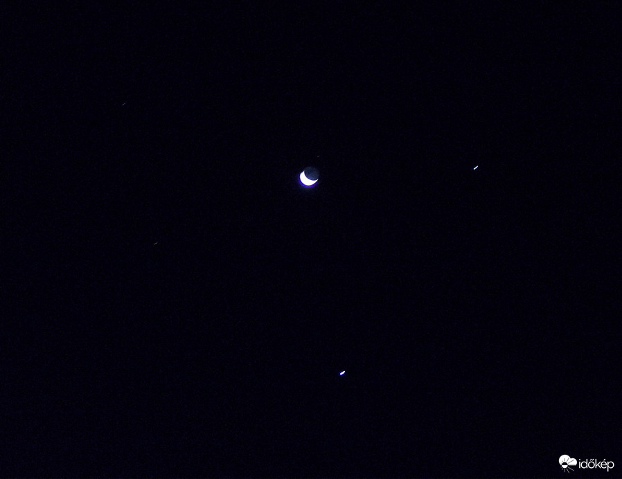 Ikrek csillagkép két legfényesebb csillaga, a Castor és a Pollux; a két legfényesebb bolygó, a Jupiter és a Vénusz, valamint a Hold. 