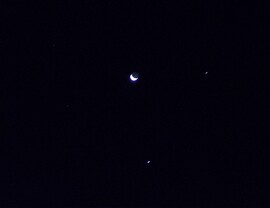 Ikrek csillagkép két legfényesebb csillaga, a Castor és a Pollux; a két legfényesebb bolygó, a Jupiter és a Vénusz, valamint a Hold. 