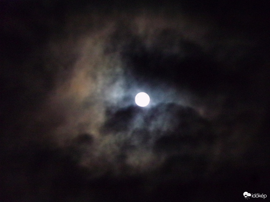 Telhold, felhők között