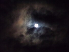 Telhold, felhők között