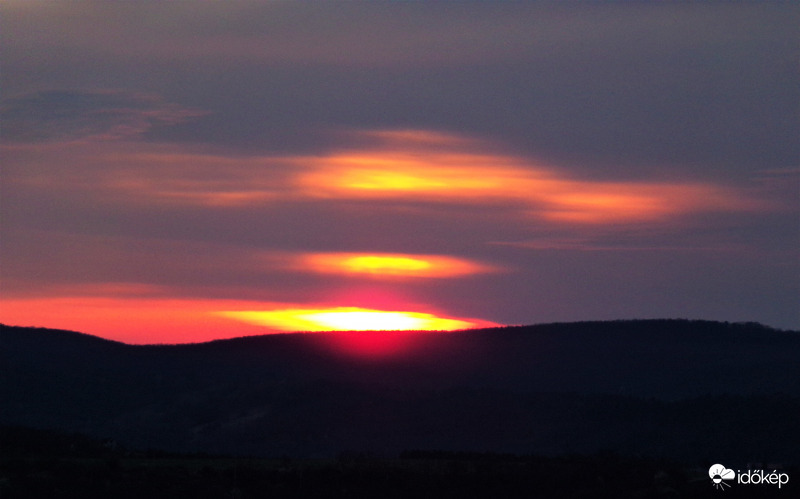 Napunk és a  felhők harca