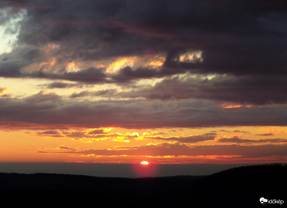Napkelte, fagyott esőt hozó felhőkkel