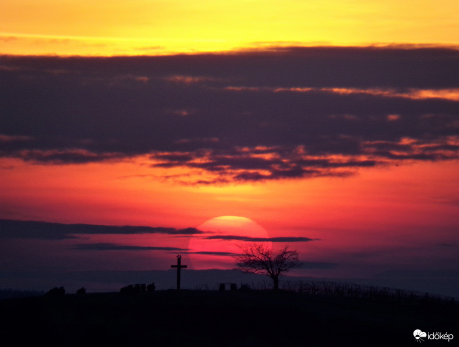 Madarak a kereszten a felkelő nap előtt