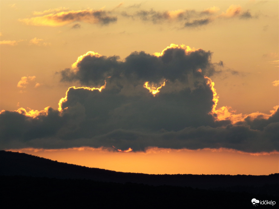 Reggel még bújócskázott .)