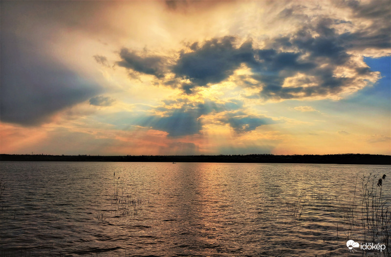 Felhők és fények játéka