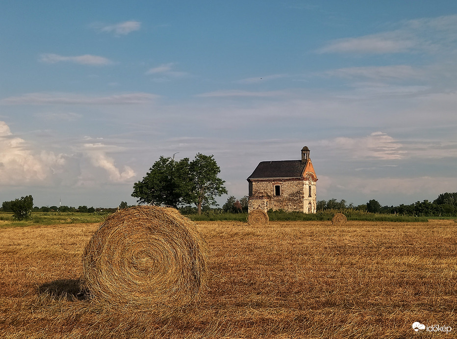 Szen Vendel-kápolna, Pusztasziszón szénabálákkal