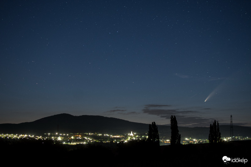 Neowise üstükös az esti égbolton Pécsvárad felett