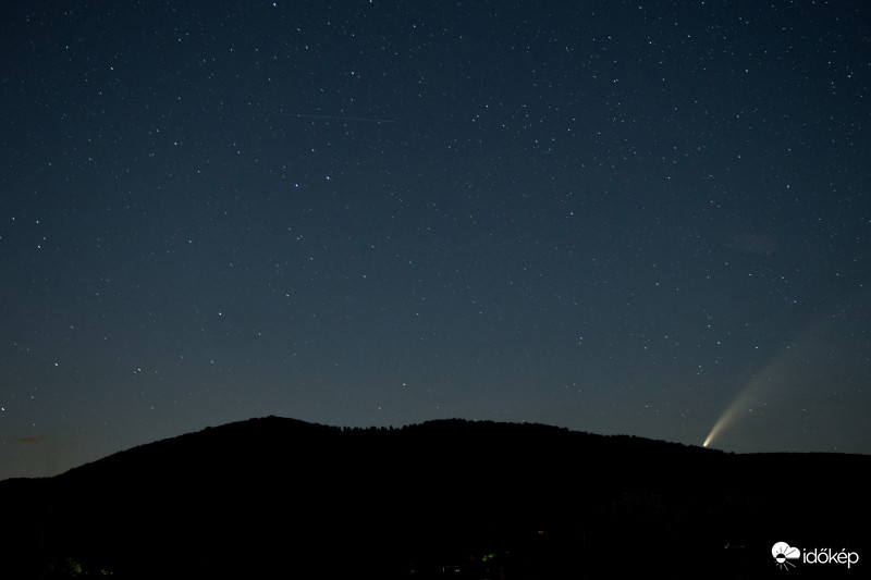 Neowise üstükös a Zengő felett