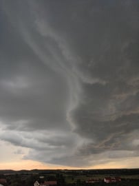 Peremfelhővel érkezik a vihar, Sóskútra