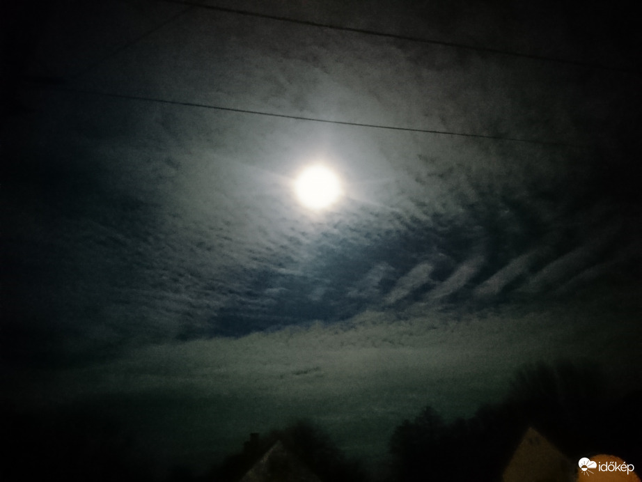 Felhőbordák holdfényben