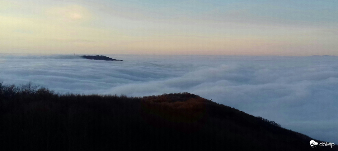 Gyűrött hűvös paplan.