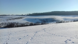 Fagyos hóval borított domboldal