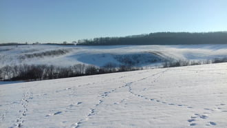 Fagyos hóval borított domboldal