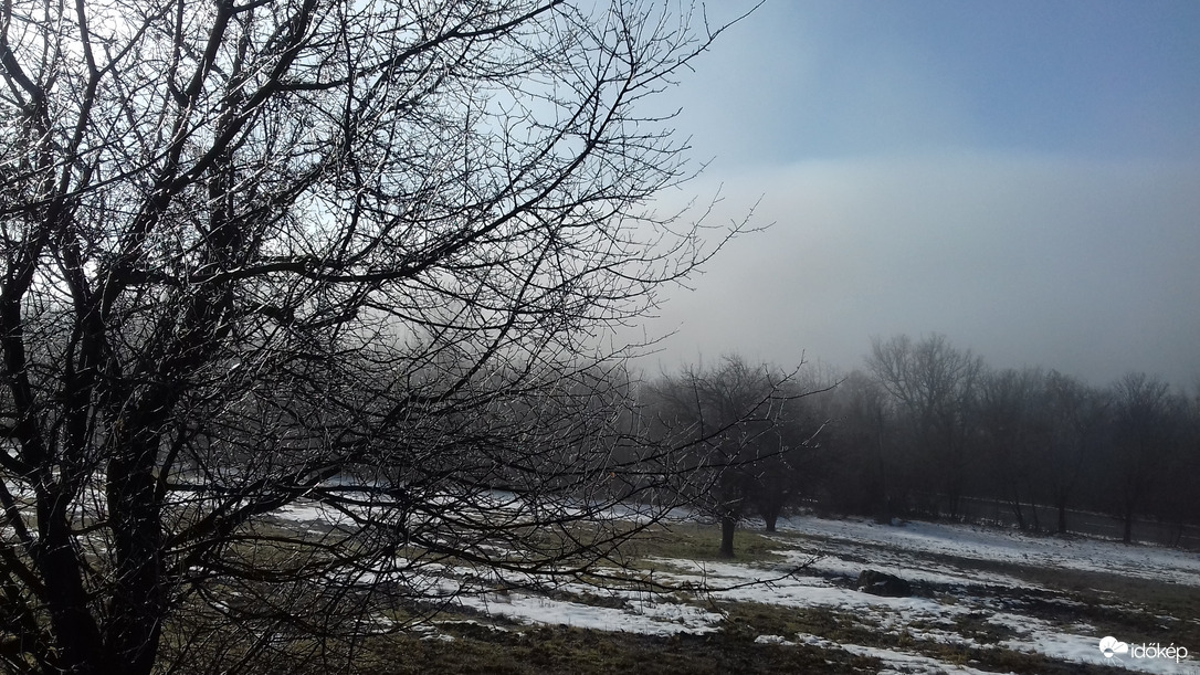 Pici ködmentes folt