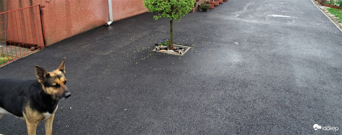 Dörög és villámlik, közeledik!