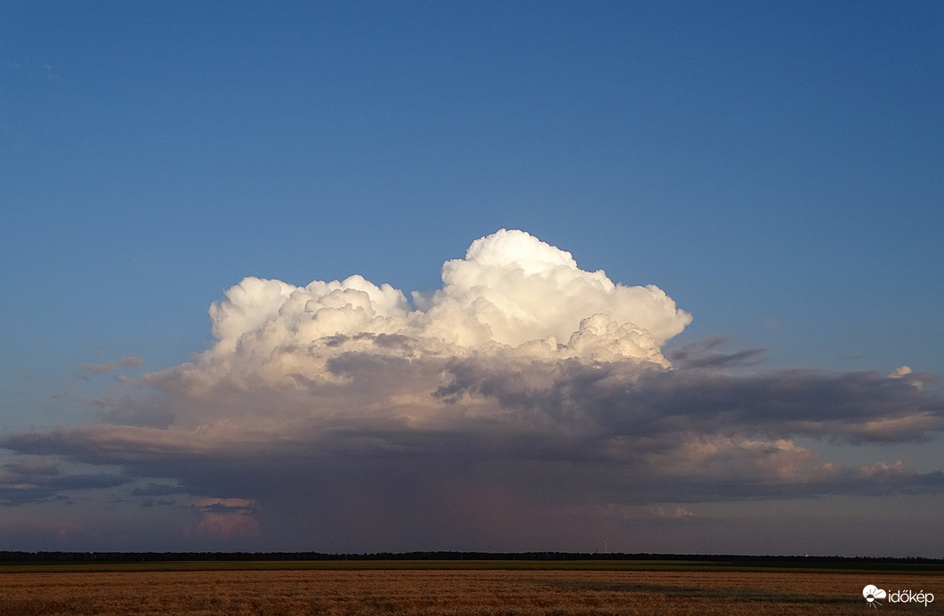 Késő délutáni zivatarfelhő 